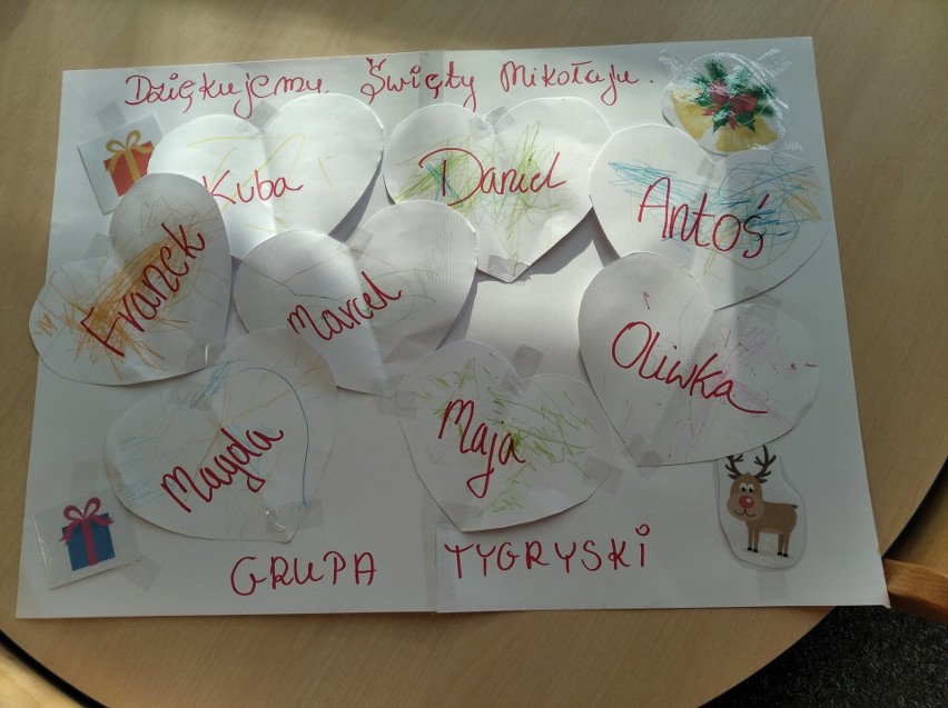 Święty Mikołaj odwiedził dzieci z kazimierskiego żłobka. Były prezenty, bajki i piosenki. Wszędzie królował kolor czerwony [DUŻO ZDJĘĆ]