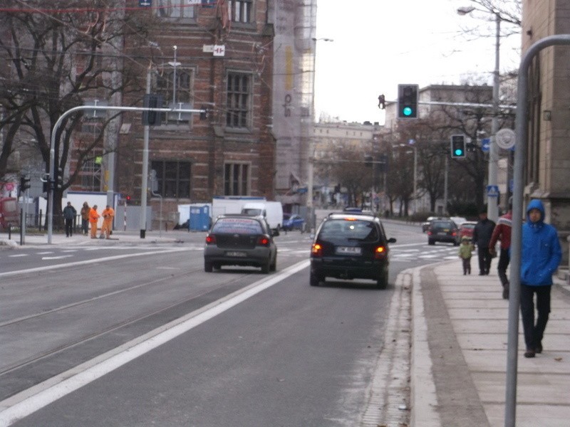 Można już jeździć Krupniczą. Kierowcy ignorują zakaz i jadą torowiskiem (ZDJĘCIA)