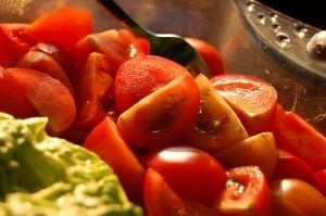 Na wszystkich talerzach natomiast powinny częściej gościć sałatki ze świeżych warzyw, owoce w przeróżnej postaci,