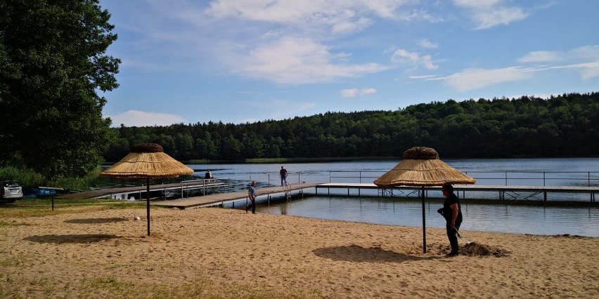 Haiti na plażach nad jeziorami w Miastku i Świeszynie! Pojawiły się parasole z trzciny, brakuje tylko baru i napojów z parasolkami