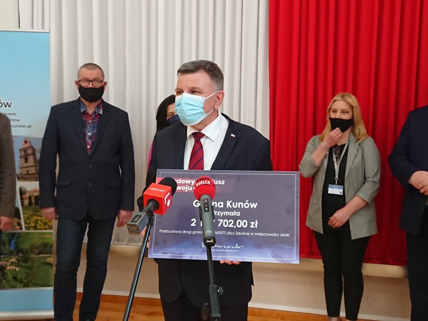 Ponad 2 miliony złotych dla gminy Kunów. Będzie remont drogi w Janiku (ZDJĘCIA)