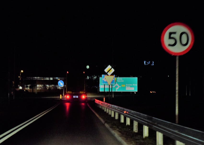 Ciemno na obwodnicy Tarnobrzega. Tylko księżyc i reflektory samochodów oświetlają nową drogę. Jak długo jeszcze? Znamy odpowiedź - zdjęcia