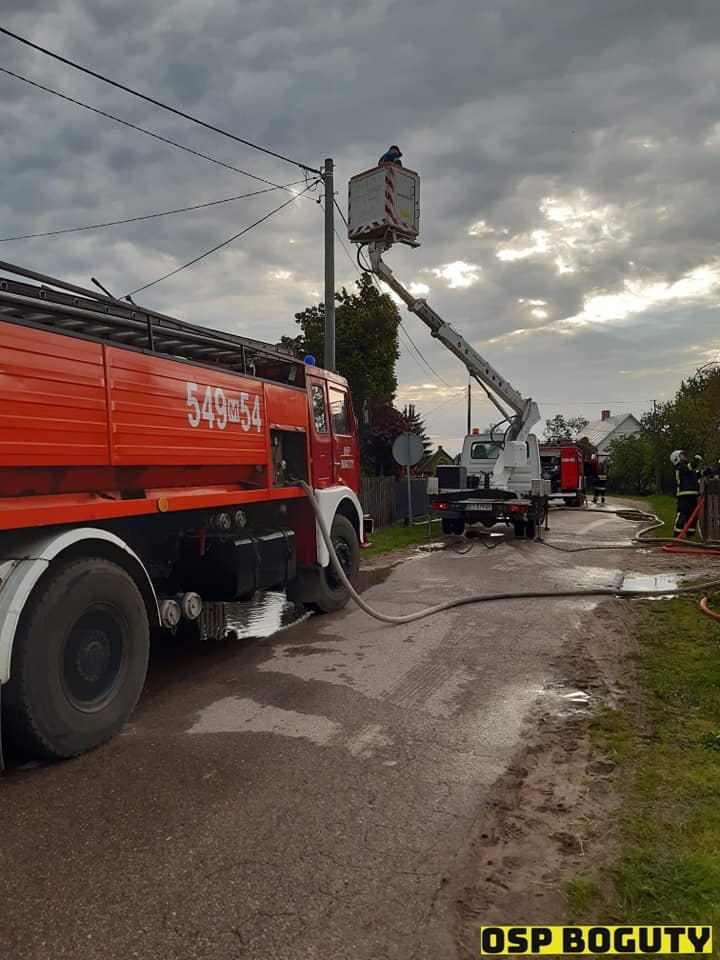 Pożar drewnianego domu w Tymiankach-Buciach, gm. Boguty-Pianki w pow. ostrowskim. 31.05.2020. Zdjęcia