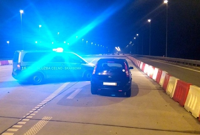 Ukrainiec, kierowca forda jechał pod prąd na autostradzie A4. Auto zostało zatrzymane przez celników.