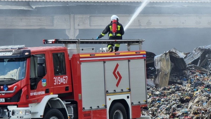 Potężny pożar na terenie sortowni śmieci w Promniku. Strażacy nadal pracują. We wtorek w akcji był ciężki sprzęt. Zobaczcie zdjęcia