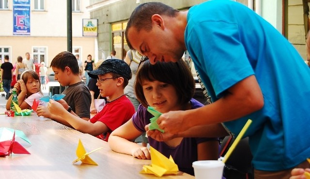 Przez kilka dni w ramach Międzynarodowych Plenerowych Spotkań odbywały się warsztaty origami dla dzieci