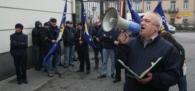 Na pierwszym planie Czesław Dudek, przewodniczący Związku Zawodowego Listonoszy i Asystentów Poczty Polskiej w Kielcach