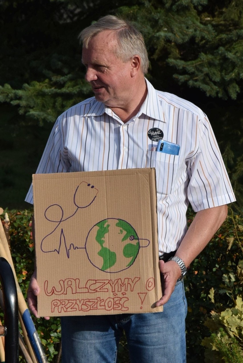 Ostrołęka. Młodzieżowy Strajk Klimatyczny także w Ostrołęce. Młodzi ludzie posadzili 50 drzewek w Parku Miejskim. 25.09.2020. Zdjęcia, wideo