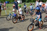 Dzieci na rowery - druga edycja wydarzenia w Ostrołęce już 18.06.2023. Zapisz dziecko, przyjdź na plażę miejską. Czekają atrakcje i nagrody