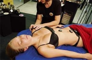 Ostatnio w wielu gabinetach wykonywane są masaże z wykorzystaniem ciepłych kamieni.