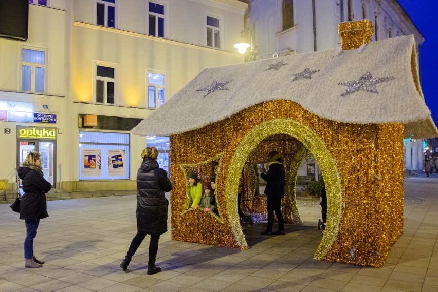 Tarnowskie ulice przyozdobione świątecznymi iluminacjami [ZDJĘCIA]