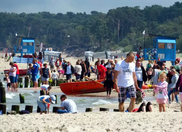 Słoneczna i ciepła pogoda zachęca do spacerów i plażowania. Ustecka promenada pęka w szwach. Zobaczcie galerię zdjęć.