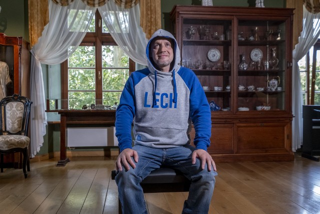 Niedawno, 22 czerwca, nagrywany był teledysk do jego piosenki, w którym to raper promuje koszulkę Lecha wśród ekspozycji obrazów w Akademii Lubrańskiego. Reporterowi "Głosu Wielkopolskiego" udało się uchwycić kulisy nagrań.