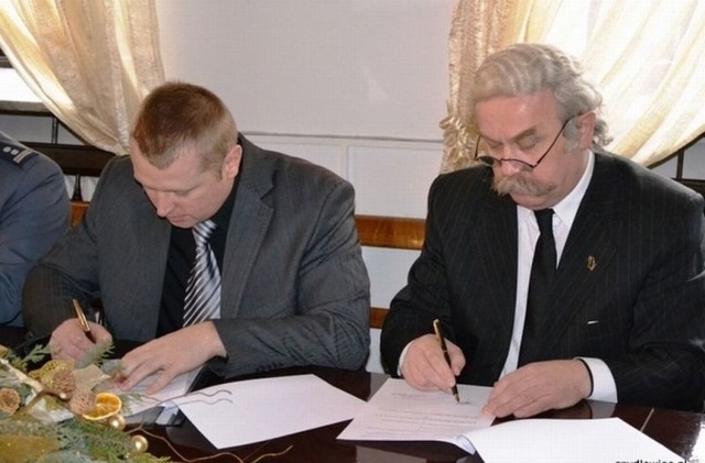 Andrzej Jarzyński, burmistrz Szydłowca podpisał umowę z komendantem powiatowym policji Jarosławem Popczyńskim.