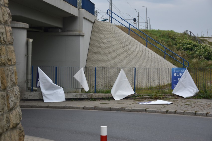 Wybory parlamentarne 2019. Banery kandydatów pocięte na ul. Tuchowskiej w Tarnowie