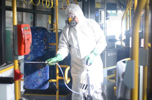 Autobusy miejskie są dokładnie sprzątane oraz dezynfekowane. Działania mają na celu zapobiec zarażenia koronawirusem.