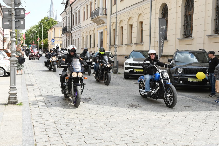 Imponująca kawalkada motocyklistów podczas Budzenia Sienkiewki. Ryk silników robił wrażenie