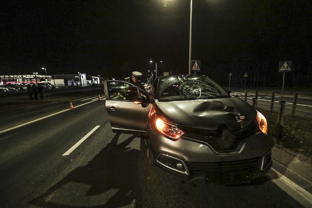 Do potrącenia doszło w niedzielę, 9 lutego, wieczorem w Zielonej Górze. Kierujący renault potrącił pieszego na pasach na Trasie Północnej. Ranny mężczyzna z obrażeniami głowy, brzucha oraz miednicy został zabrany do szpitala.Do potrącenia doszło na przejściu dla pieszych na wysokości salonu volkswagena tuż koło skrętu w ul. Źródlaną. Kierujący renault uderzył pieszego z taką siłą, że ten upadł 15 metrów dalej. Przednia szyba renault została rozbita. Widać też duże wgniecenie na masce samochodu. Na miejsce wypadku szybko dojechała karetka pogotowia ratunkowego oraz zielonogórska drogówka. Ranny pieszy został karetką przewieziony do szpitala. Jest poważnie ranny. Doznał urazów głowy, brzucha raz miednicy. Zielonogórscy policjanci wyjaśniają dokładny przebieg wypadku.Przejście dla pieszych, na którym doszło do zdarzenia, jest uważane za niebezpieczne. Dzieje się tak, ponieważ nie ma na nim dużego ruchu osób pieszych. Za to kierowcy niestety nie zwracając uwagi na oznakowanie zbliżania się do pasów i często wręcz nie spodziewają się tam przechodzących osób. W dodatku na prostym odcinku drogi można się swobodnie rozpędzić.Na tym samym przejściu 1 sierpnia, 2015 r. doszło do tragedii. Mężczyzna jechał rowerem po przejeździe dla rowerzystów. Wtedy został potrącony przez kierującego volkswagenem. Niestety zmarł w szpitalu w wyniku odniesionych obrażeń.Polecamy wideo: Koszmar w Skwierzynie. Mężczyzna pociął ciało kobiety, szczątki wrzucił do Warty