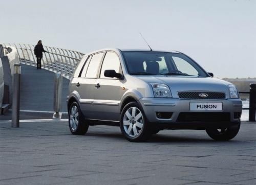 Fot. Ford: Ford Fusion ma bardziej kanciastą sylwetkę niż...