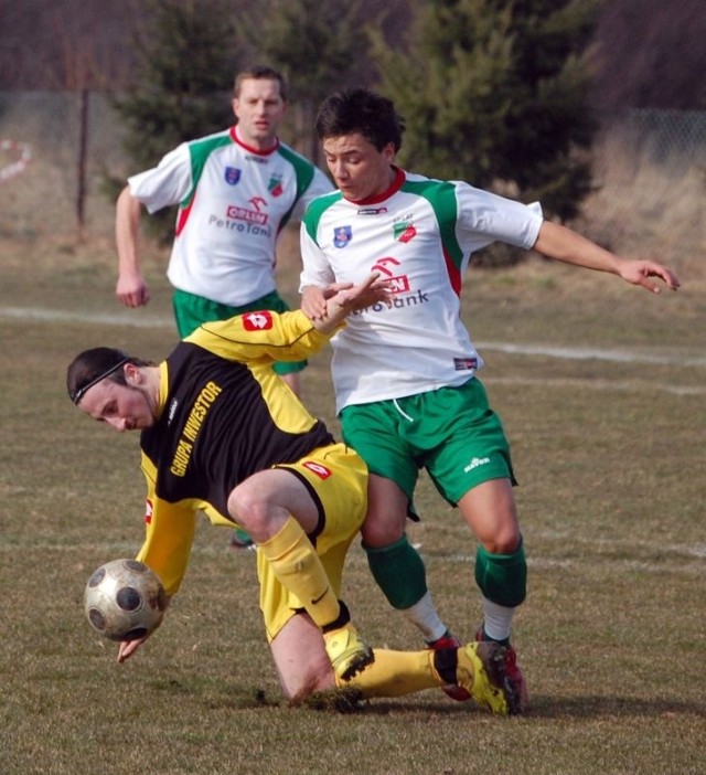 Krzysztof Blim (w żółto-czarnej koszulce) strzelił jedną z bramek w sparingu z Raniżovią.