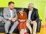 Anna Rędziak ze Starachowic skończyła 100 lat. Dostała od prezydenta Marka Materka kosz ze słodkościami