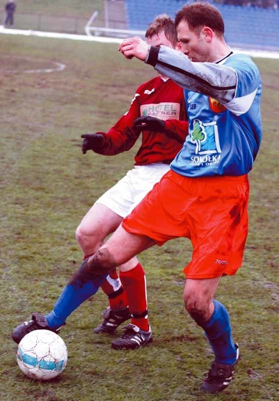 Dzidosław Żuberek (z przodu) strzelił kolejnego gola w barwach Sokoła