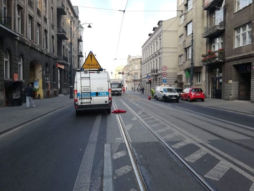 Śmiertelny wypadek w centrum Łodzi. Uderzył w budynek, był pijany [ZDJĘCIA]