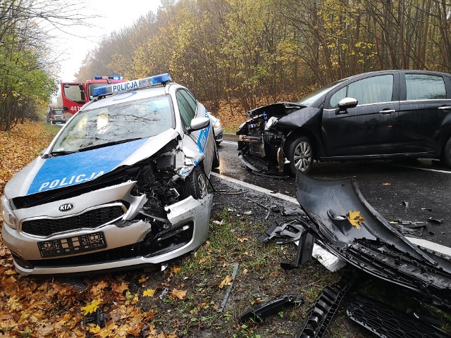 Pod Grudziądzem doszło do zderzenia z udziałem policyjnego radiowozu i dwóch innych samochodów. Dwaj policjanci zostali ranni, trafili do szpitala.