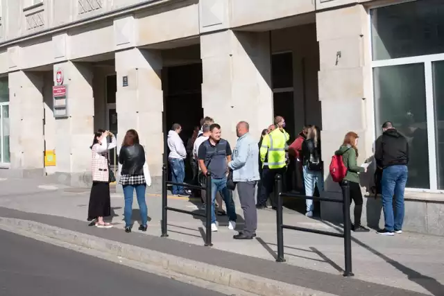 Wydział Spraw Cudzoziemców Wielkopolskiego Urzędu Wojewódzkiego jest jednym z najbardziej obleganych nawet w czasie ograniczeń, związanych z epidemią koronawirusa. Wszystko wskazuje na to, że na systemie internetowej rejestracji WUW ktoś próbuje zarobić, stwarzając sztuczny tłok.