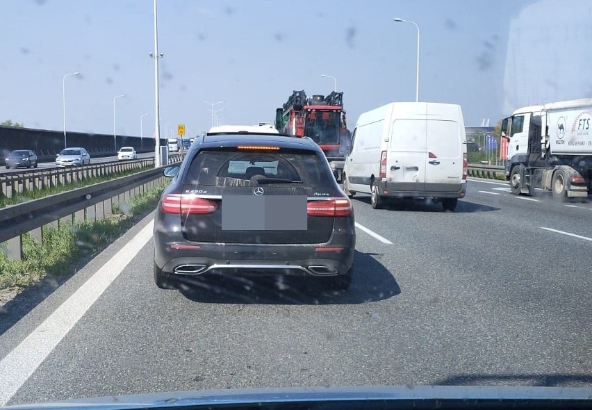 Gigantyczny korek na Autostradowej Obwodnicy Wrocławia po wypadku przy stadionie [ZDJĘCIA]