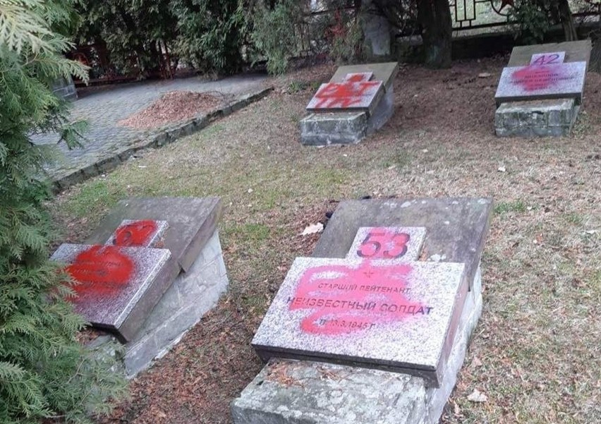 Katowice. Zdewastowano pomniki żołnierzy Armii Czerwonej....