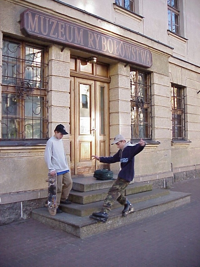 Grzegorz Jakubiak (z deskorolką) i Robert Małysz (właśnie jedzie po jednym ze stopni) marzą o prawdziwym skateparku.