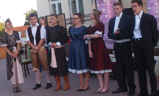 Siódemka wspaniałych. Tak młodzi aktorzy, uczniowie Gimnazjum w Jarosławicach, plenerowym spektaklem "Ślubów panieńskich&#8221; powitali upragnione wakacje. 