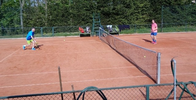 O godz. 9.30 w sobotę rano w Kłodawie pod Gorzowem ruszył turniej tenisowy. Ponad 30 amatorów tego sportu gra dla Kajetana Fikusa.