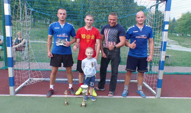 W turnieju trójek 2 Adrenalina Cup na kieleckim osiedlu Bocianek wzięło udział 11 zespołów (Hutnik Starachowice nie dojechał z powodu awarii busa). Aż do półfinałów doszły dwa młode zespoły – Futsal Nowiny i KIA Motors Patecki II. Podopieczni Piotra Lichoty nie dali rady Trofeksowi, a zespół Michała Berowskiego po karnych uległ SM Bocianek. W finale padł wynik 0:0, a o zwycięstwie SM Bocianek, w której grają piłkarze Sokoła Rykoszyn zadecydował konkurs karnych. Kapitalnie bronił w nim Damian Dłużniewski. Gola w zawodach strzeliła dziewczyna, Ola Wojtusik z drużyny Zjednoczonych.2 Adrenalina Cup – trójki5.08.2019, poniedziałek – Kasprowicza 3I rundaGrupa ATROFEX – TORUS 6:2Patryk Buczkowski 3, Kacper Buczkowski 2, Grzegorz Gębski – Wojciech Nowakowski 2.JOGA BONITO – SM BOCIANEK 1:5Marcin Szczerek – Łukasz Poddębniak 3, Kamil Domagała 2.SM BOCIANEK – TROFEX 1:3Damian Dłużniewski – Dawid Śmiech 2, Grzegorz Gębski.TORUS – JOGA BONITO 2:0Wojciech Nowakowski 2.TROFEX – JOGA BONITO 1:2Dawid Śmiech – Mateusz Bednarski, Marcin Szczerek.TORUS – SM BOCIANEK 3:5Michał Adamczyk 2, Dawid Sobierajski – Kamil Domagała 4, Łukasz Poddębniak.Grupa BFUTSAL – SLVD FC 3:1Michał Pokora, Krystian Rodzim, Maciej Pokora – Mateusz Maruszak.ZJEDNOCZENI – KIA II 0:3Tomasz Gryń, Kacper Gryza, Bartłomiej Raczyński.SLVD FC – ZJEDNOCZENI 6:3Mateusz Maruszak 3, Mateusz Marcinkowski 3 – Jakub Wojtusik 2, Aleksandra Wojtusik.KIA II – FUTSAL 2:3Kacper Gryza 2 – Dawid Tutaj 3.FUTSAL – ZJEDNOCZENI 9:0Dawid Tutaj 4, Maciej Pokora 2, Michał Pokora 2, Krystian Rodzim.SLVD FC – KIA II 3:2Bartosz Stępień 2, Mateusz Maruszak – Kacper Gryza, Tomasz Gryń.Grupa CKF - GOKARTY 3:0Krzysztof Kudelski 2, Miłosz Stafiej.GOKARTY – SPORTING 3:3Krzysztof Targowski 2, Dominik Rutczyński – Adam Jończyk 3.SPORTING – KF 1:1Adam Jończyk – Kacper Grudnik.BarażTORUS – GOKARTY 5:1Wojciech Nowakowski 3, Patryk Piotrowski, Dawid Sobierajski – Mateusz Lisowski. ĆwierćfinałyTROFEX – SLVD FC 3:1Patryk Buczkowski 2, Grzegorz Gębski – Bartosz Stępień.FUTSAL – TORUS 3:0Dawid Tutaj 2, Michał Pokora.SPORTING – SM BOCIANEK 2:4Adam Jończyk, Grzegorz Karbownik – Kamil Domagała 3, Damian Dłużniewski.KF – KIA II 1:3Krzysztof Kudelski - Aleksander Chmielewski, Tomasz Gryń, Bartłomiej Raczyński. PółfinałyFUTSAL – TROFEX 1:4Dawid Tutaj – Patryk Buczkowski 3, Dawid Śmiech.KIA II – SM BOCIANEK 1:1, karne 0:2Bartłomiej Raczyński – Kamil Domagała.Karne: Gryza obrona, Domagała 0:1, Raczyński obrona, Poddębniak 0:2. FinałTROFEX – SM BOCIANEK 0:0, karne 1:2Karne: Gębski 1:0,  Poddębniak obrona, P. Buczkowski obrona, Domagała 1:1, Śmiech obrona, Dłużniewski 1:2.Najlepsze zespoły:SM Bocianek – 1 miejsceKamil Domagała 10 – król strzelcówŁukasz Poddębniak 4Damian Dłużniewski 2 Trofex – 2 miejscePatryk Buczkowski 8Dawid Śmiech 4Grzegorz Gębski 3 – najlepszy bramkarzKacper Buczkowski 2Futsal Nowiny – półfinałDawid Tutaj 10 – król strzelców, najlepszy zawodnikMichał Pokora 4Maciej Pokora 3Krystian Rodzim 2Oskar JabłońskiKIA Motors Patecki II – półfinałKacper Gryza 4Tomasz Gryń 3Bartłomiej Raczyński 3Aleksander Chmielewski 1Kacper Ksel