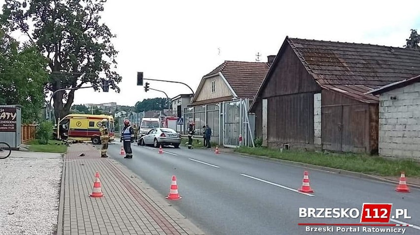 Brzesko. Wypadek karetki transportującej pacjenta z koronawirusem. Wśród rannych są dzieci