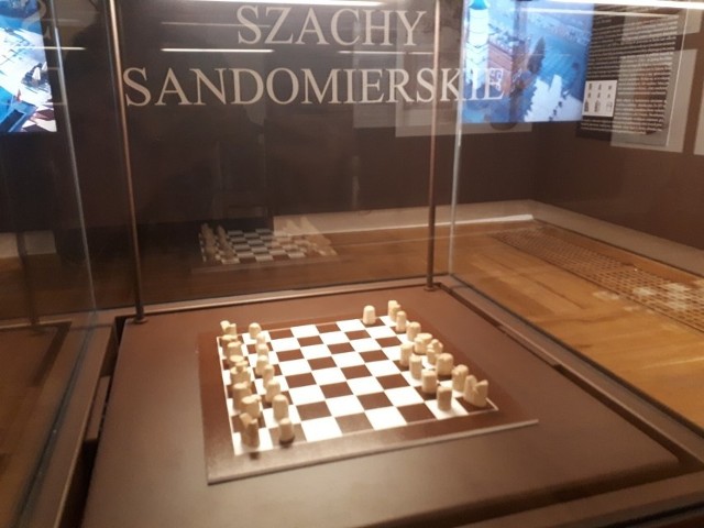 Szachy Sandomierskie będące jednym z najcenniejszych zabytków w zbiorach Muzeum Zamkowego w Sandomierzu są jedynym niemal kompletnym zestawem szachów wczesnośredniowiecznych odkrytych na terenie Europy Środkowej.