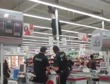 Człowiek pająk w Kauflandzie w Raciborzu pojmany przez policję! [WIDEO, ZDJĘCIA]