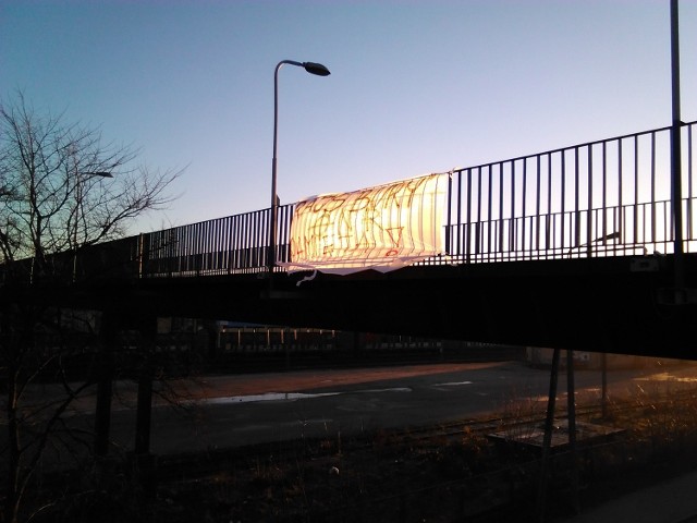 Jeszcze dziś rano na wiadukcie przy dworcu wisiał ten transparent.