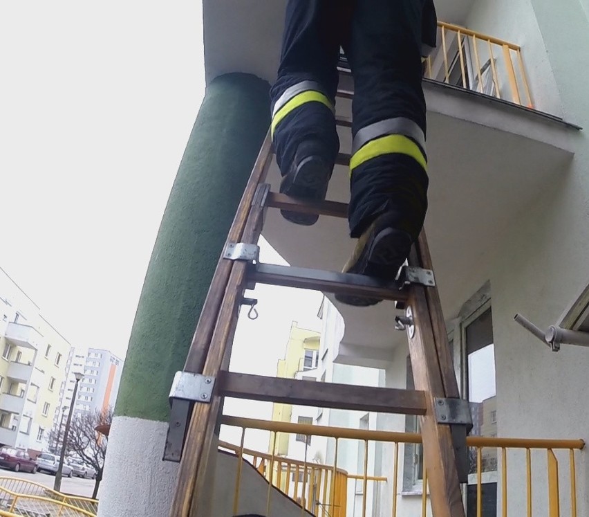 Poznań: Strażacy wchodzili przez balkon, żeby uwolnić...