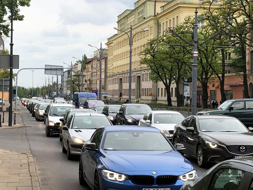 Utrudnienia w centrum Łodzi. Ogromne korki przez remont ul. Sienkiewicza