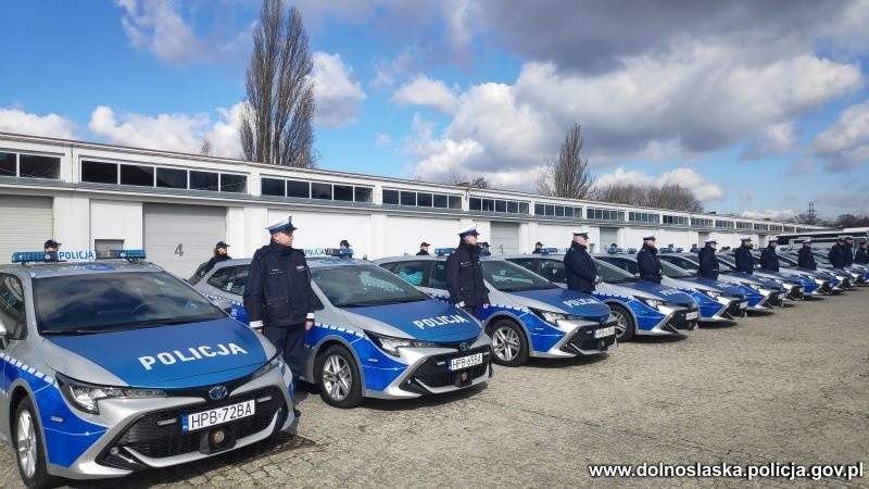 Nowe ekologiczne radiowozy trafiły do dolnośląskiej policji.