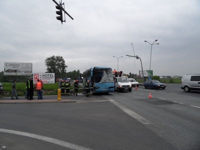 Korek na DK1 w Pszczynie. Autobus uderzył w słup [ZDJĘCIA]