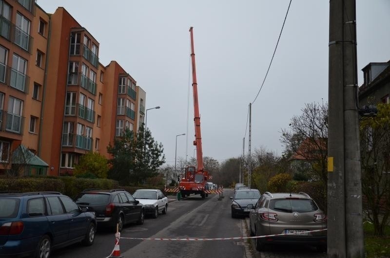 Uwaga, kierowcy! Dźwig blokuje przejazd na Zefirowej (ZDJĘCIA)