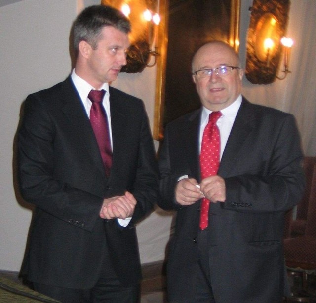 Od lewej Robert Opaliński, konsul generalny we Lwowie i Marek Indyk, dyrektor Agencji Rozwoju Przemysłu, oddział w Tarnobrzegu omawiają ostatnie zagadnienia przed konferencją w baranowskim zamku.