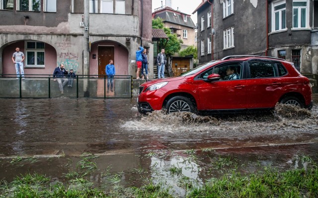 Dzisiaj możliwe intensywne opady deszczu na terenie całego kraju. Może dojść do podtopień.