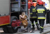 Pożar w bloku na Teofilowie w Łodzi. Ewakuowano mieszkańców bloku przy ul. Rojnej [ZDJĘCIA]