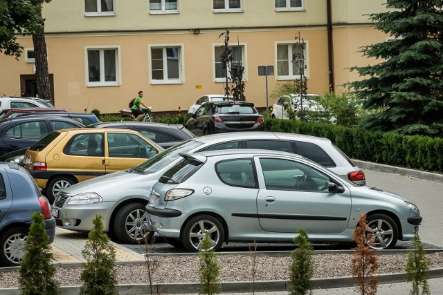 Już wkrótce na osiedlu Leśnym w Bydgoszczy powstanie kolejny parking. W ramach prac przebudowany zostanie odcinek ul. Topolowej, który przebiega pomiędzy blokiem przy Topolowej 5 oraz Sułkowskiego 11. Prace potrwają dwa miesiące.