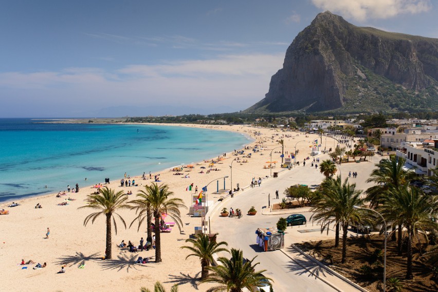 Wypożyczanie sprzętu plażowego na Sycylii może być kosztowne...