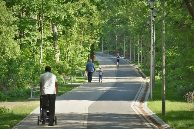 Nad Jeziorem Swarzędzkim zakończyły się już prace przy modernizacji ścieżki pieszo-rowerowej. Nowa aleja Henryka Błachnio była projektem pierwszego swarzędzkiego budżetu obywatelskiego. Jej koszt to prawie 2,5 mln zł.